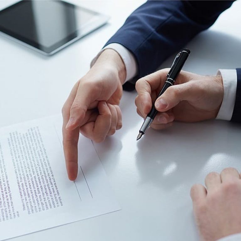 صياغة ومراجعة العقود بكافة أنواعها