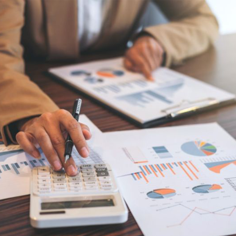 عمل خطة موازنة ومتابعة الانحرافات 